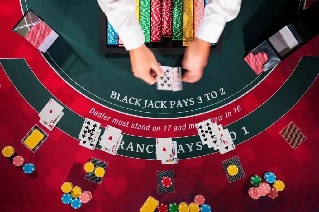 Dealer gibt Karten aus am Blackjack Tisch im Online Casino