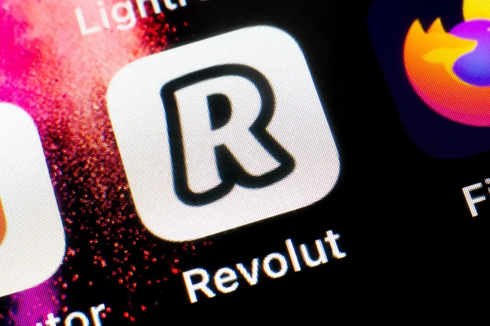 Revolut App Icon auf Smartphone Display